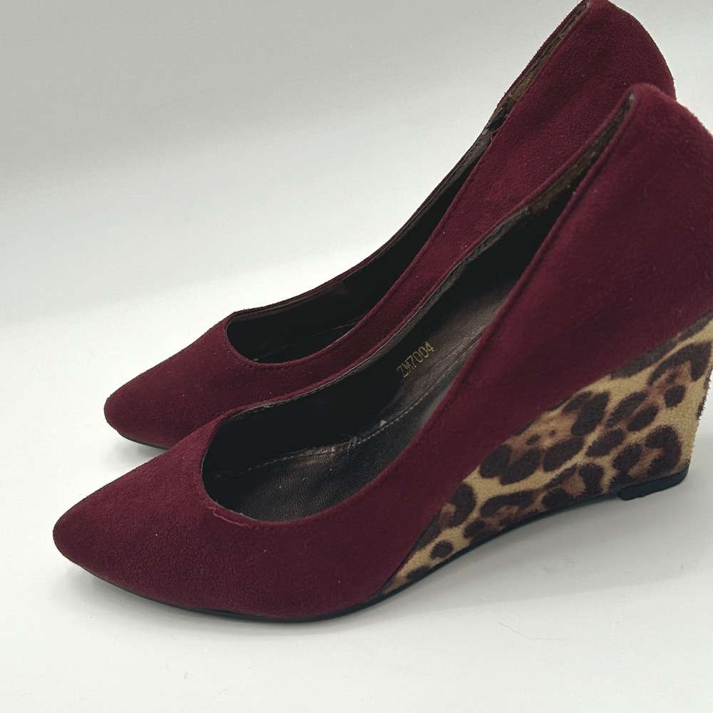 Ollio‎ Burgundy Suede Wedge Heels Leopard Print Pointed Toe Pumps Size 6.5 - Picture 2 of 10